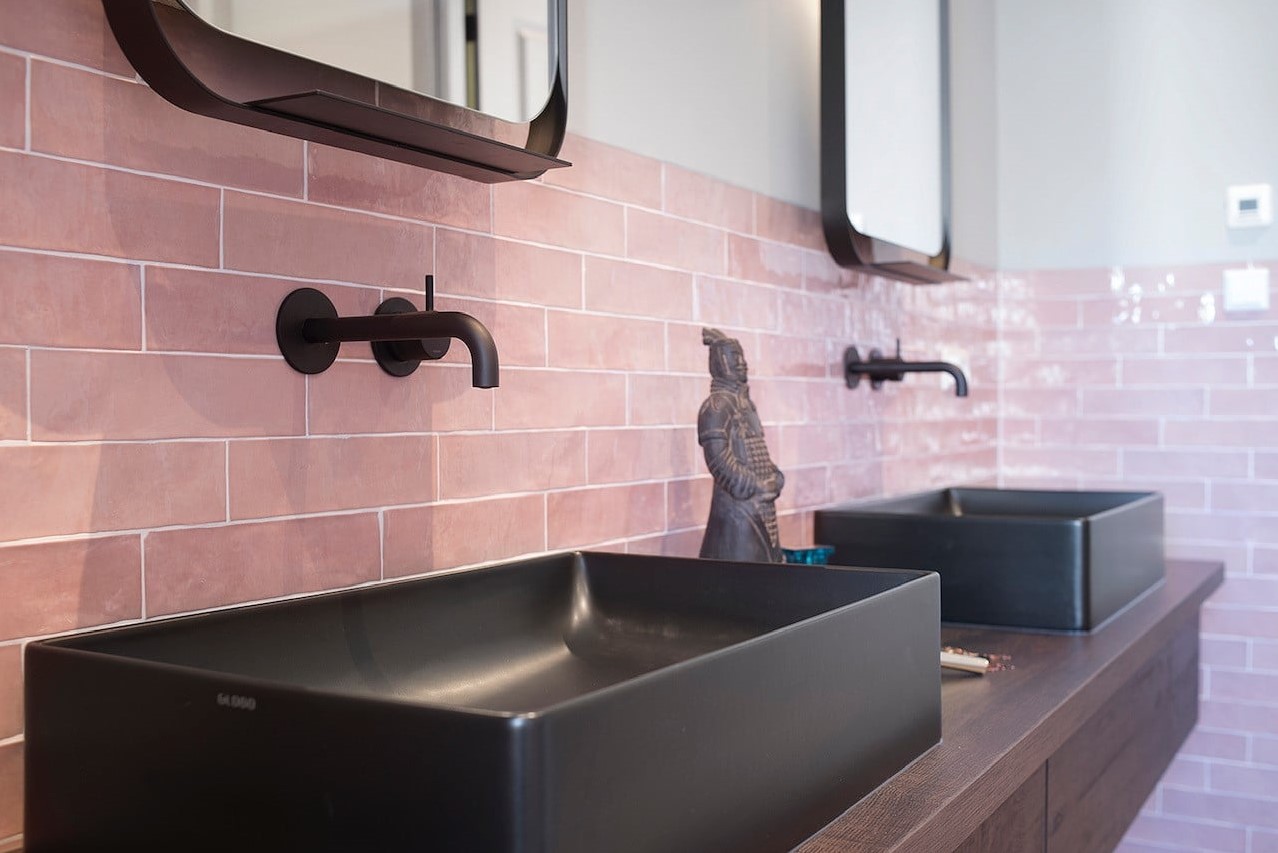Revoir Paris Atelier wandtegels in oudroze in een badkamer